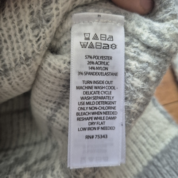 Cupcakes and Cashmere Womens Festive Grey Fair Isle Turtleneck Sweater – Size S - Picture 4 of 5